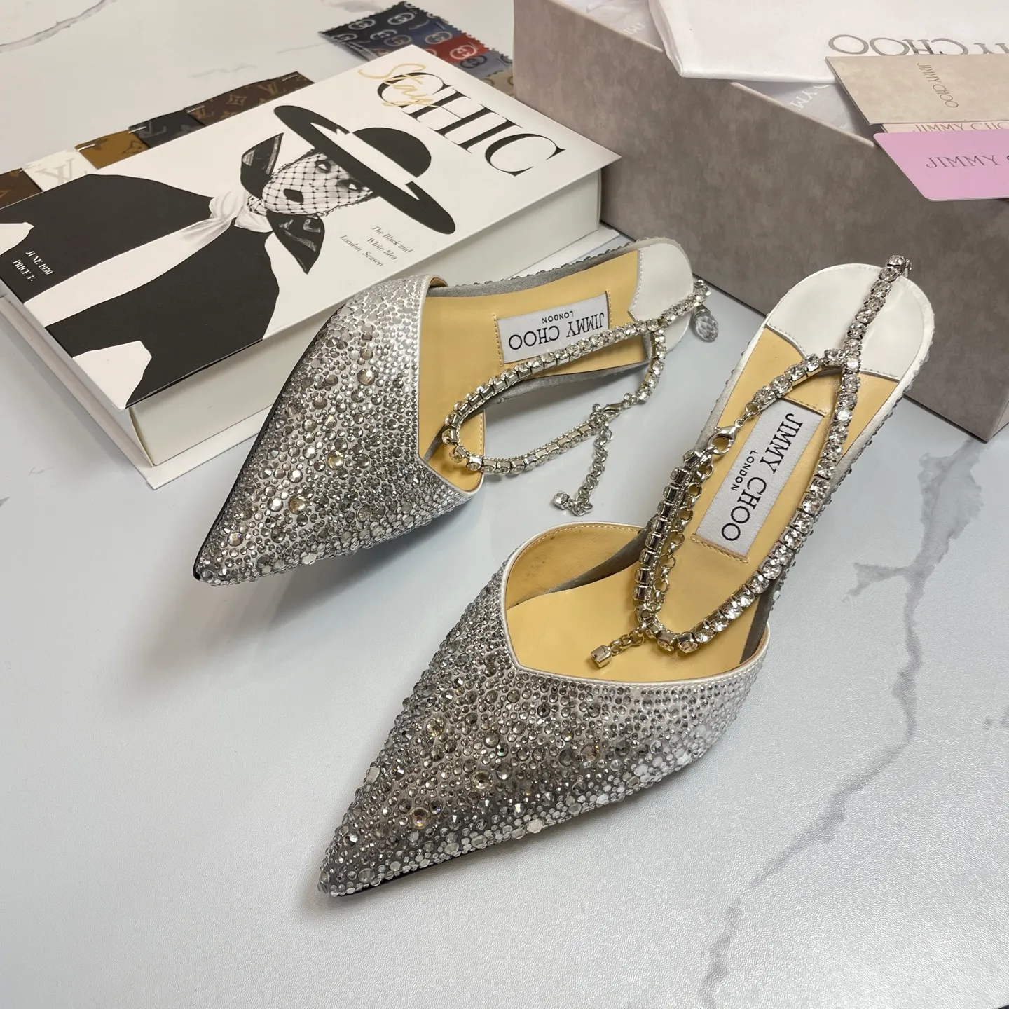 💕💕Factory direct selling price p680💕💕Jimmy Choo/Jimmy Choo classic diamond chain pointed toe crystal high-heeled sandals. Excellent crystal shoes, so beautiful that you can't take your eyes away. The shoe shape is very delicate and not too narrow and long. The internal space is enough to allow your toes to relax enough. The rhinestones outline a charming arc on the instep. It is simply beautiful. It has a 360-degree surrounding fairy atmosphere. Gorgeous without being exaggerated! ! The fabric is made of imported silk, with imported sheepskin lining. Customized A-grade Italian genuine leather sole. Heel height: 6.5 or 8.5. Size: 35-40 (41, 42, 43 customized, non-refundable)